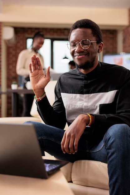 Photo gratuite travailleur de démarrage utilisant un appel de vidéoconférence sur un ordinateur portable avec webcam, parlant sur une téléconférence vidéo en ligne au travail. chatter sur une conversation par visioconférence à distance pour planifier les données de recherche.