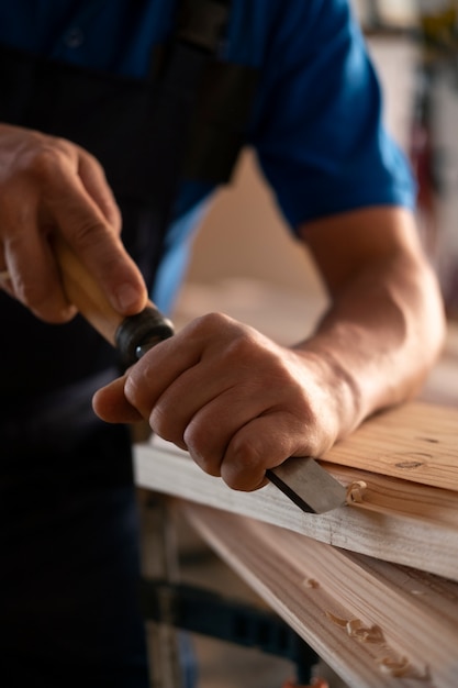Photo gratuite travailleur du bois dans son atelier travaillant avec des outils et des équipements