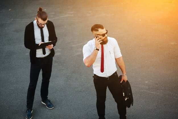 travailleur élégant parler au téléphone