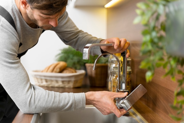 Travailleur d'entretien de service réparant