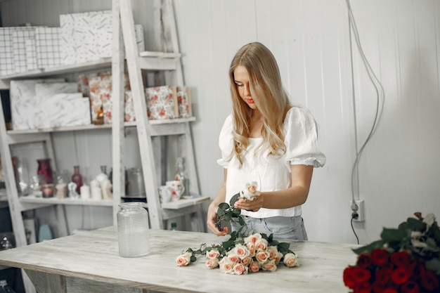 Travailleur Avec Des Fleurs. La Femme Fait Un Bouquet. Jolie Fille Travaillant