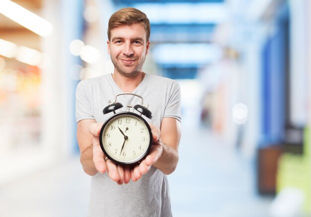 Travailleur avec une horloge d&#39;alarme