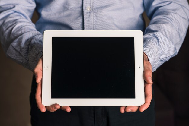 Travailleur méconnaissable avec tablette
