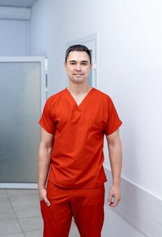 Travailleur médical professionnel dans un hôpital moderne. jeune beau médecin en uniforme.