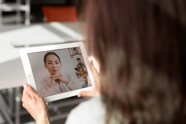 Travailleur tenant une tablette en gros plan