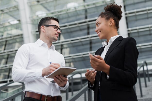 Travailleurs d'affaires heureux tir moyen