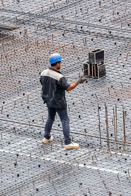 Travailleurs de la construction travaillant sur le site par temps nuageux