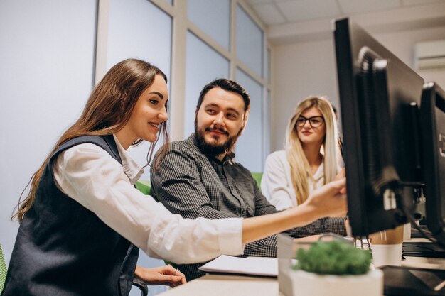 Les travailleurs d'une entreprise informatique travaillant sur un ordinateur