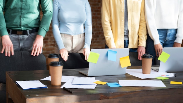 Photo gratuite les travailleurs de l'entreprise réfléchissent ensemble