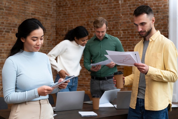 Les travailleurs de l'entreprise réfléchissent ensemble