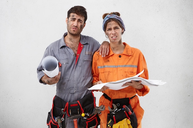 Travailleurs féminins et masculins portant des vêtements de travail