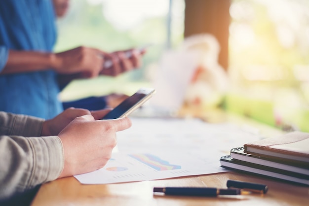 Les travailleurs avec leurs téléphones