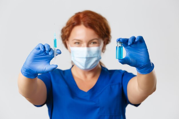 Les travailleurs médicaux covid pandémie de coronavirus concept gros plan photo floue d'un médecin souriant professionnel...