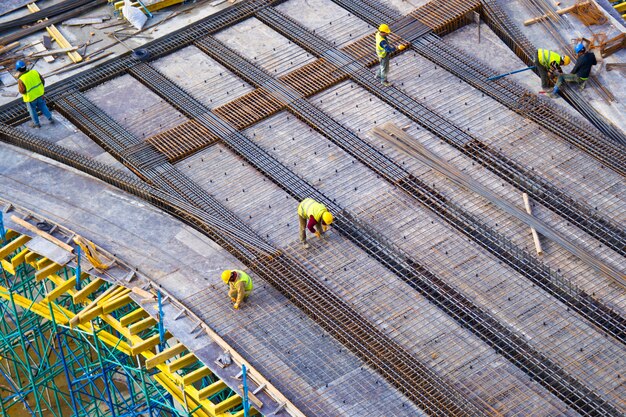 Les travailleurs mettent la structure métallique d&#39;une construction