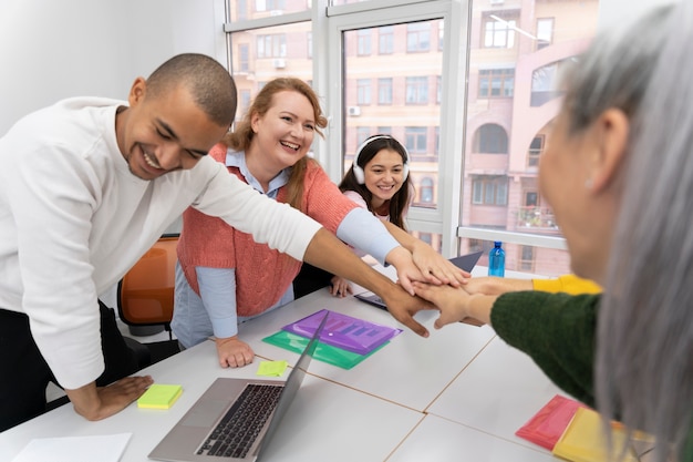 Photo gratuite les travailleurs retournent au bureau