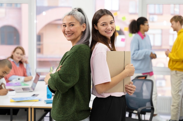 Photo gratuite les travailleurs retournent au bureau