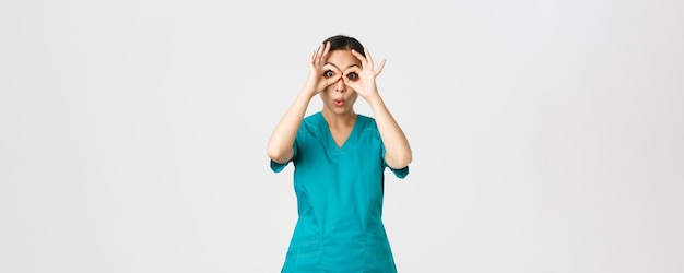 Les travailleurs de la santé de Covid et le concept de prévention du virus ont impressionné une infirmière asiatique drôle et mignonne à...