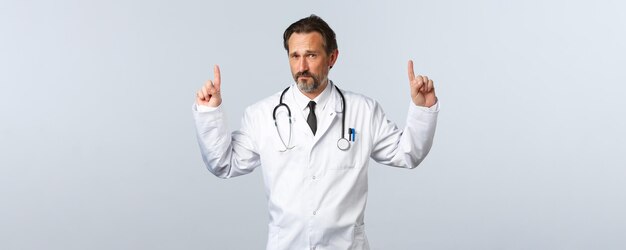 Les travailleurs de la santé de l'éclosion de coronavirus covid et le concept de pandémie sceptique médecin de sexe masculin adulte en wh