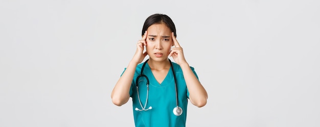 Les travailleurs de la santé empêchant le concept de campagne de mise en quarantaine des virus ont épuisé le sentiment d'une femme médecin asiatique...