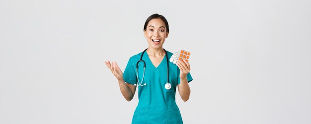 Les travailleurs de la santé empêchant le concept de campagne de quarantaine virale ont excité une femme médecin asiatique heureuse...