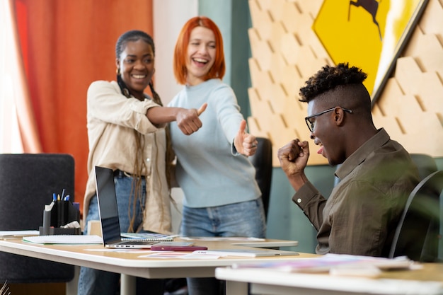 Travailleurs souriants à coup moyen au bureau