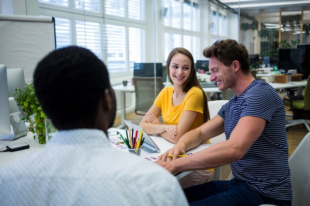 Les travailleurs souriants dans un tableau blanc