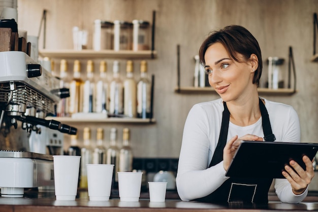 Travailleuse barista dans un café