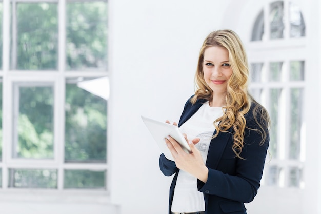 La travailleuse contre le bureau