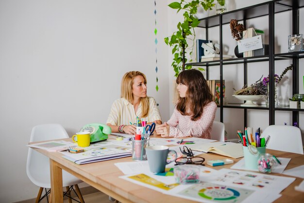 Travailleuses au bureau