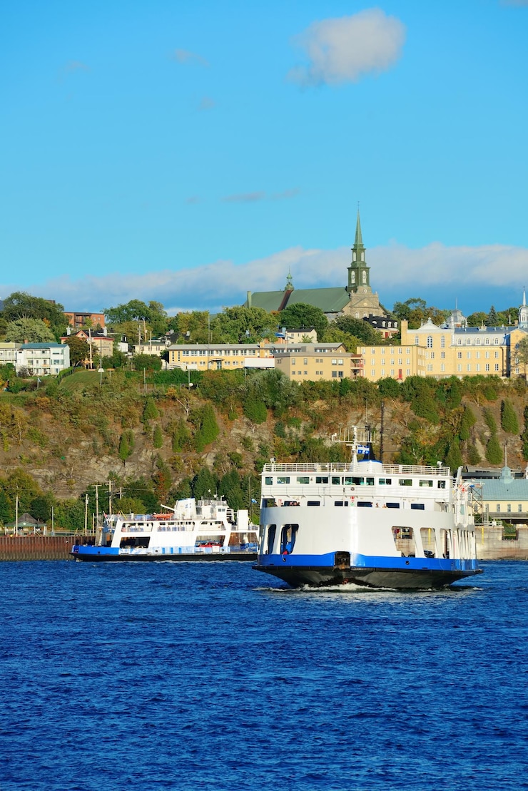 Photo gratuit traversier en rivière à québec avec ciel bleu.