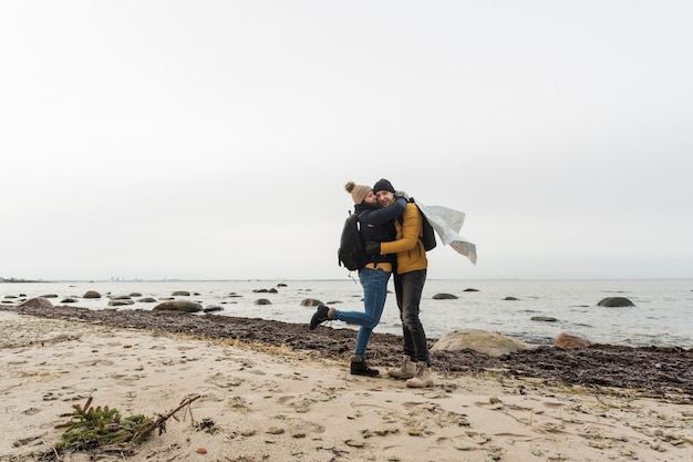 Étreindre couple avec carte