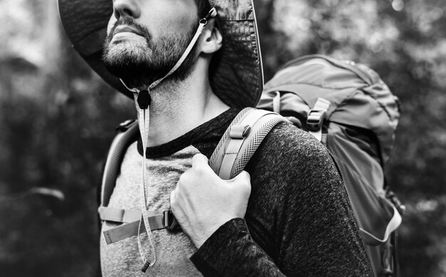 Trekking dans une forêt