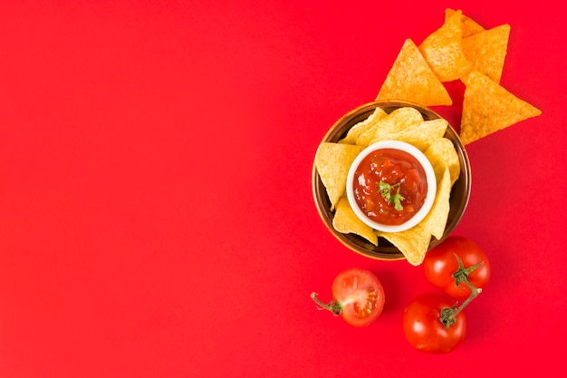 Photo gratuite tremper des chips de nacho