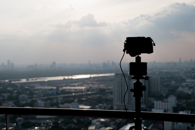 Photo gratuite trépied silhouette et caméra