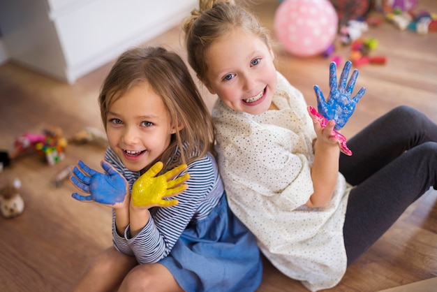 Très amusant avec les mains de peinture