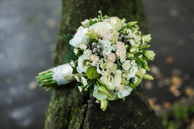 Très beau bouquet de mariée posé sur la table