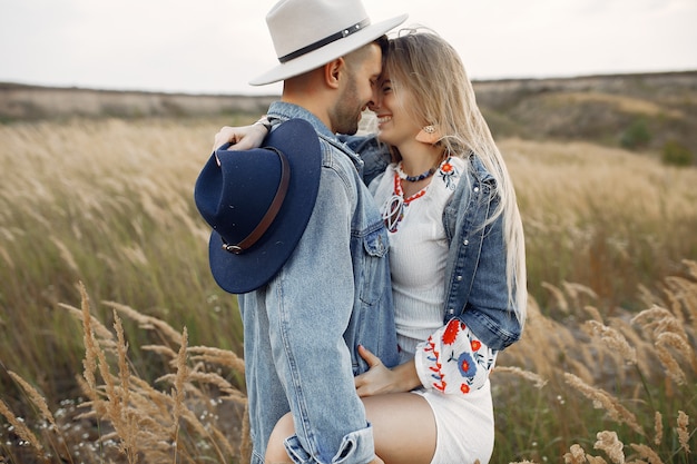 Très beau couple dans un champ de blé