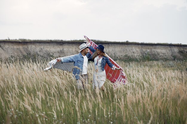 Très beau couple dans un champ de blé