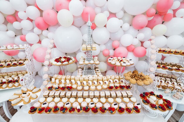 Très belle et raffinée table sucrée pour les invités