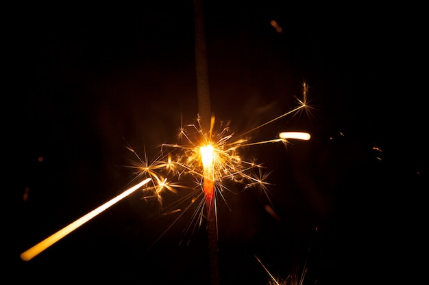 Photo gratuite très belle vue sur la combustion sparkler