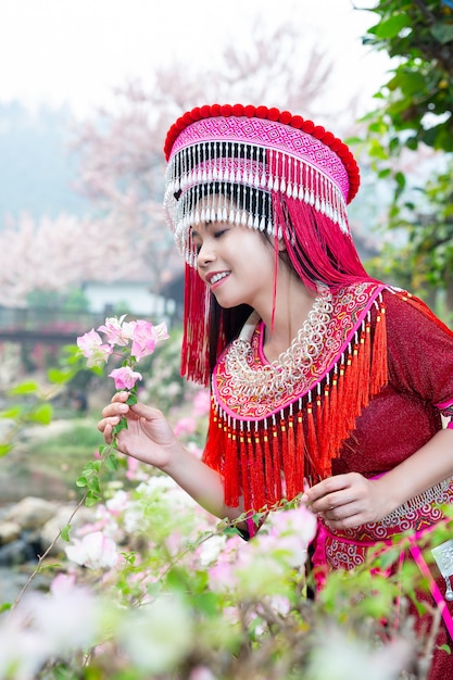 Tribal belle womanan en tenue traditionnelle rouge dans le parc