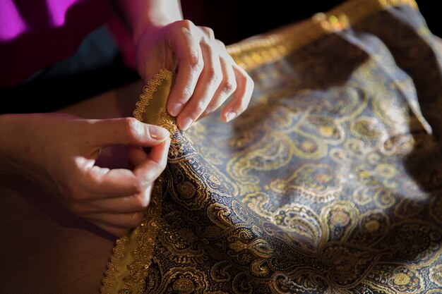 Tricoter un ruban doré au tissu