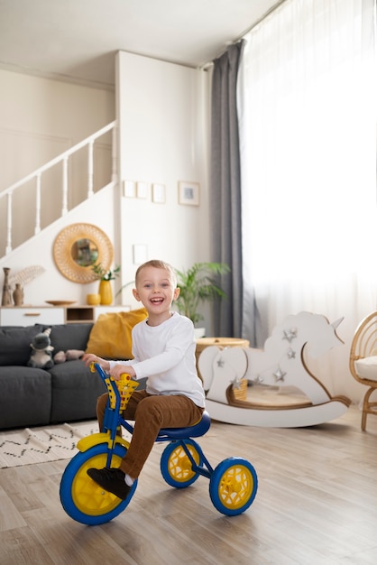 Tricycle d'équitation pour enfant à l'intérieur