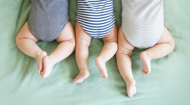 Les Triples Du Nouveau Ne Sont Couches Sur Le Ventre Sur Une Couverture Photo Premium