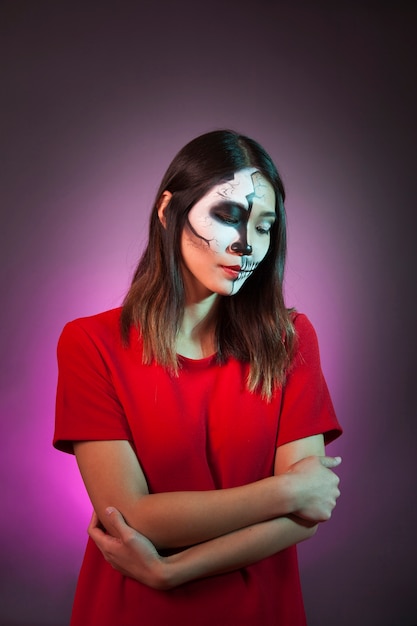 Photo gratuite triste femme portant un masque d'halloween