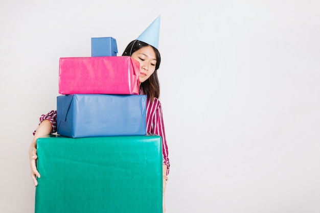 Triste fille d&#39;anniversaire avec des boîtes-cadeaux