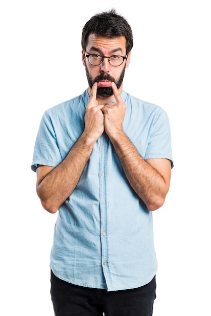 Triste homme beau avec des lunettes bleues