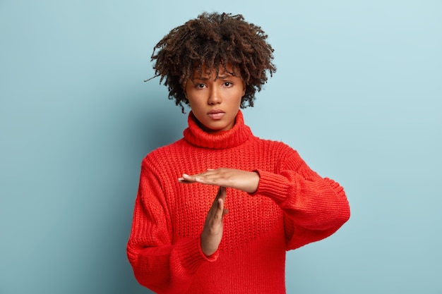 Photo gratuite triste insatisfaite fatiguée frustrée femme montre un geste de temporisation, doit s'arrêter, demande du temps pour se reposer après un travail acharné, démontre un signe de main de rupture, porte un cavalier rouge. concept de langage corporel