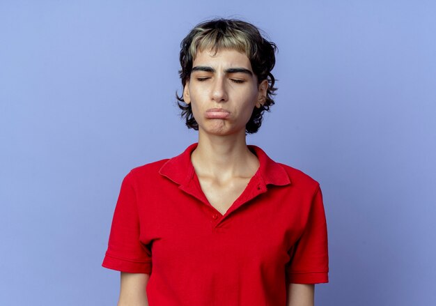 Triste jeune femme avec coupe de cheveux de lutin avec les yeux fermés