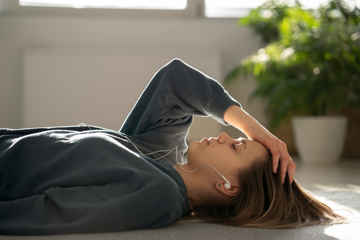 Photo gratuit triste jeune femme à la maison